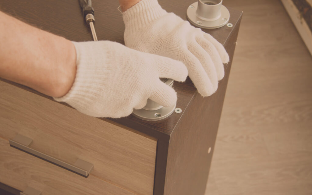 Teamarbeit bei der sorgfältigen Montage von Büromöbeln.