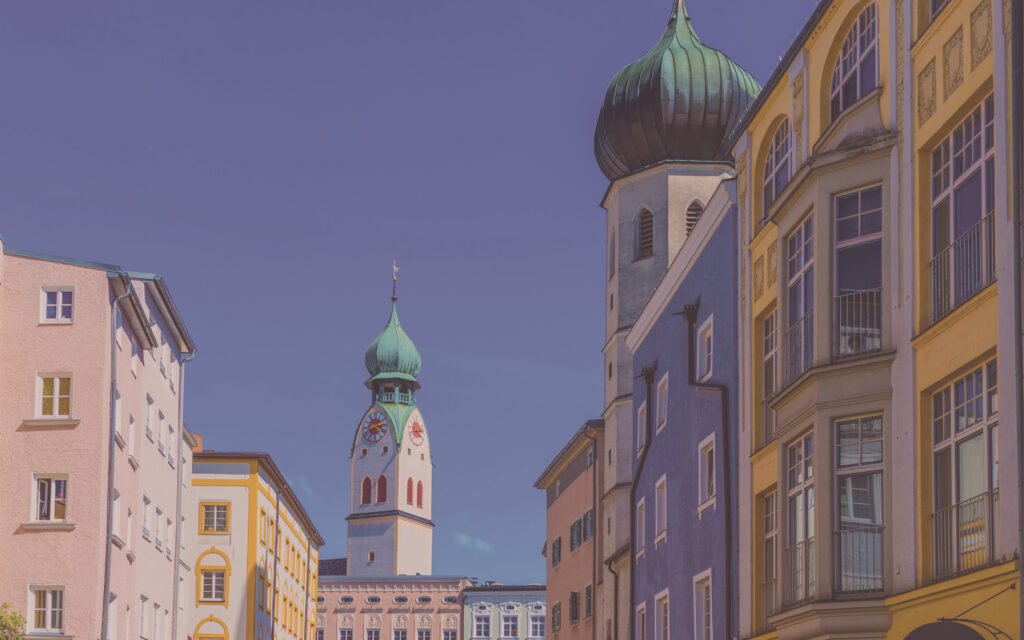 Blick auf die historische Innenstadt von Rosenheim, dem Standort von Büchner Büro Ressort.