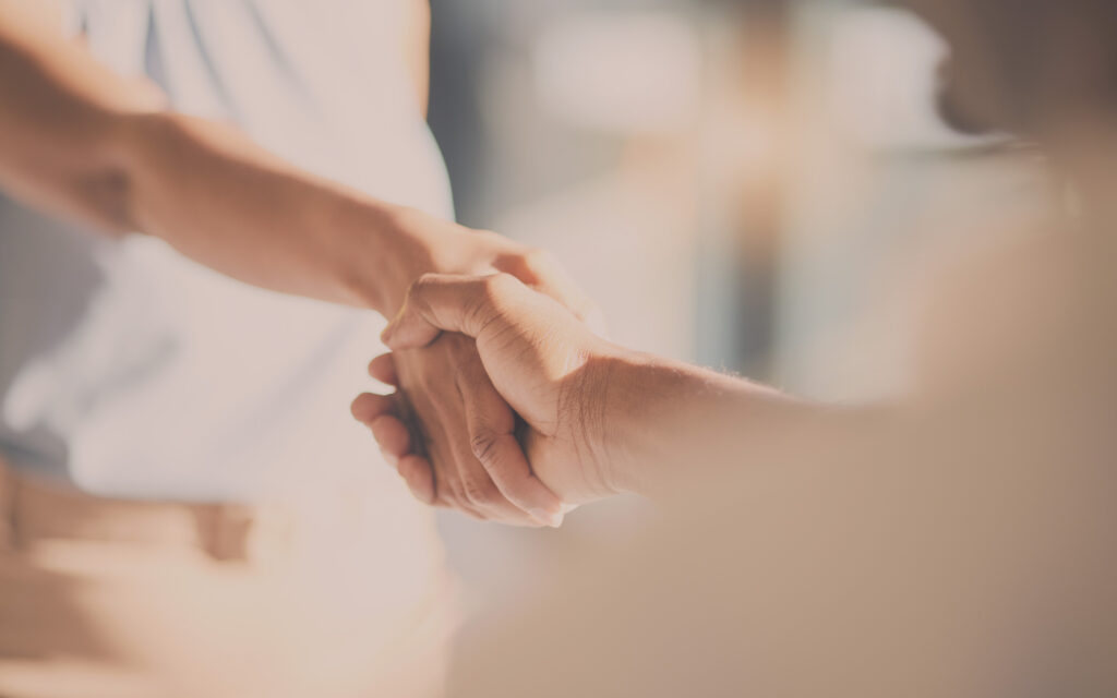 Ein Handschlag zwischen zwei Partnern besiegelt die professionelle und projektbezogene Zusammenarbeit mit Büchner Büro Ressort.