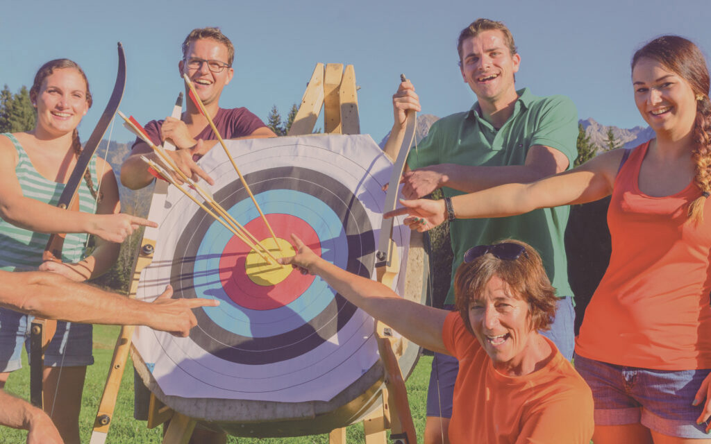 Nahaufnahme von Pfeil und Bogen während eines Bogenschießen-Seminars.